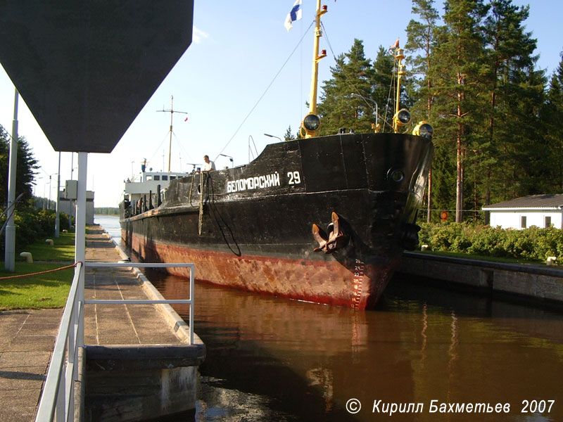 Теплоход "Беломорский 29" в шлюзе "Соскуа"