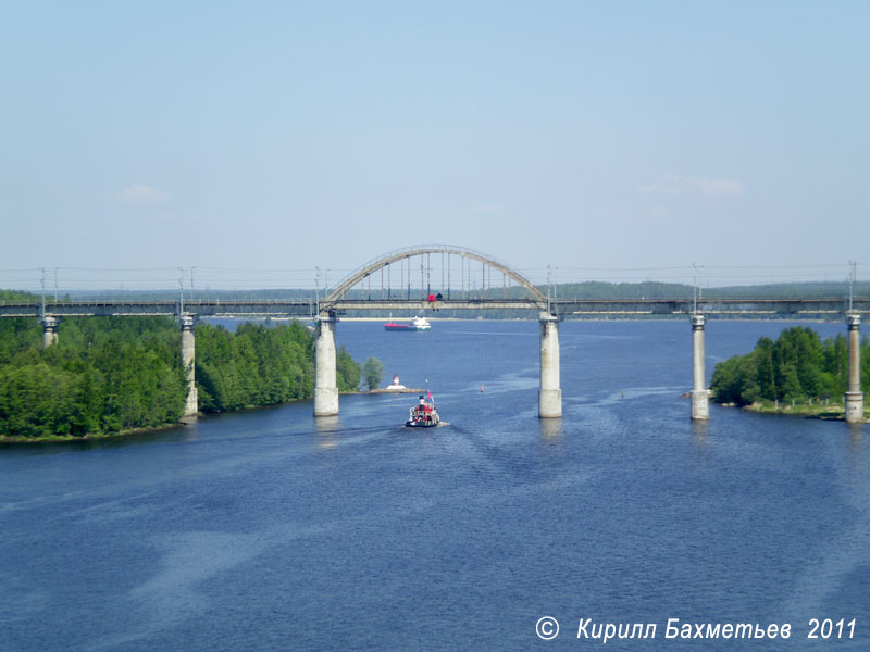 Пароход "Хурма" под Железнодорожным мостом Дружбы