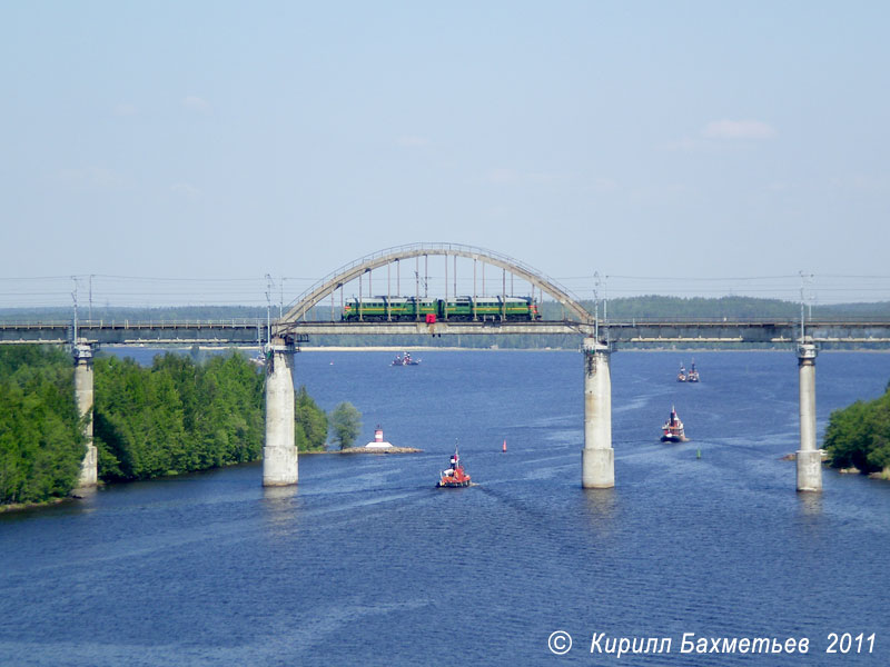 Пароходы "Отсо", "Арно" и др. у Железнодорожного моста Дружбы и тепловоз 2М62 на мосту