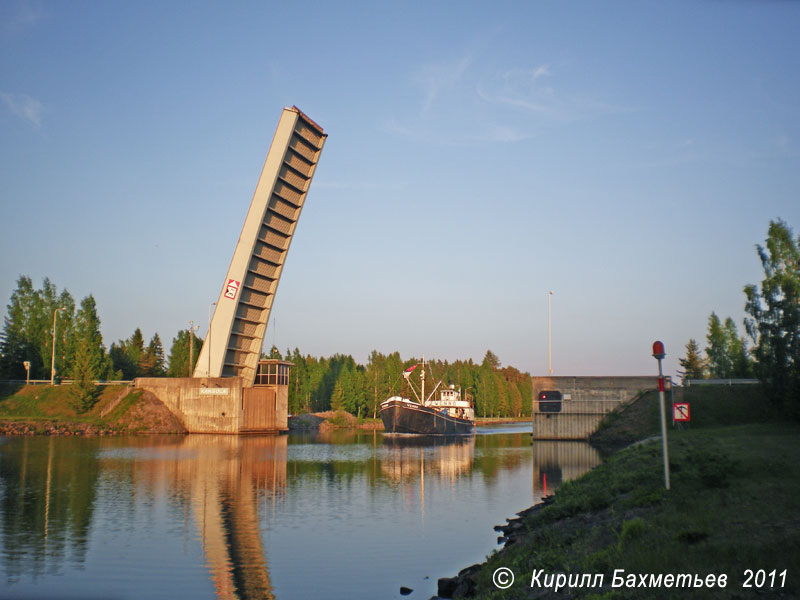 Проход парохода "Венно" под разводным мостом