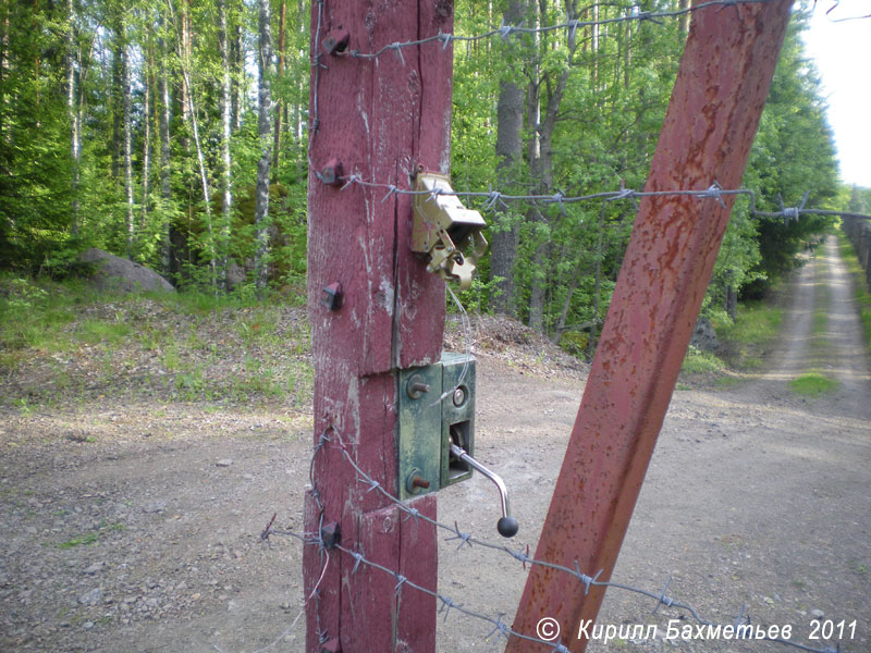 Замок на воротах в заграждении старой тыловой границы пограничной зоны