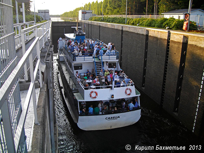 Теплоход "Карелия" в шлюзе "Соскуа"