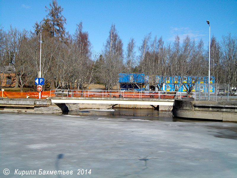 Мост через водосливный канал у шлюза "Мустола"