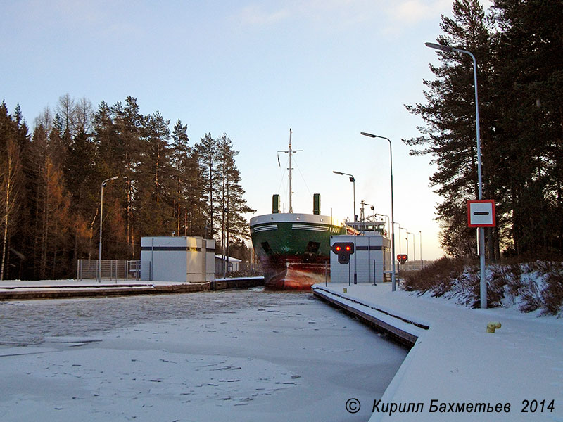 Теплоход "Паиви" в шлюзе "Соскуа"